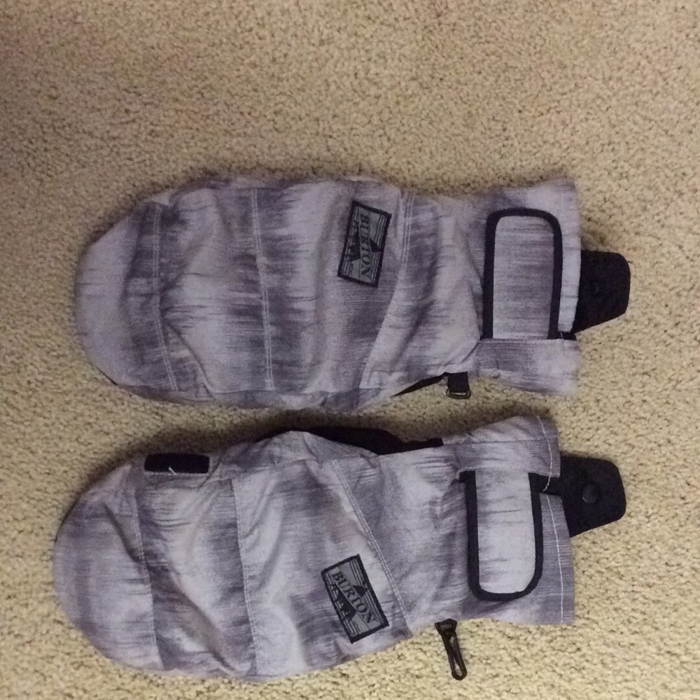 New without tags Men’s medium Burton mitts.